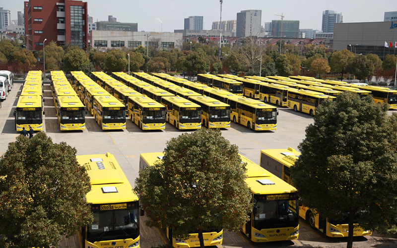 2015年，120臺(tái)SLK6109校車(chē)在申龍工廠整裝待發(fā)沙特市場(chǎng)。